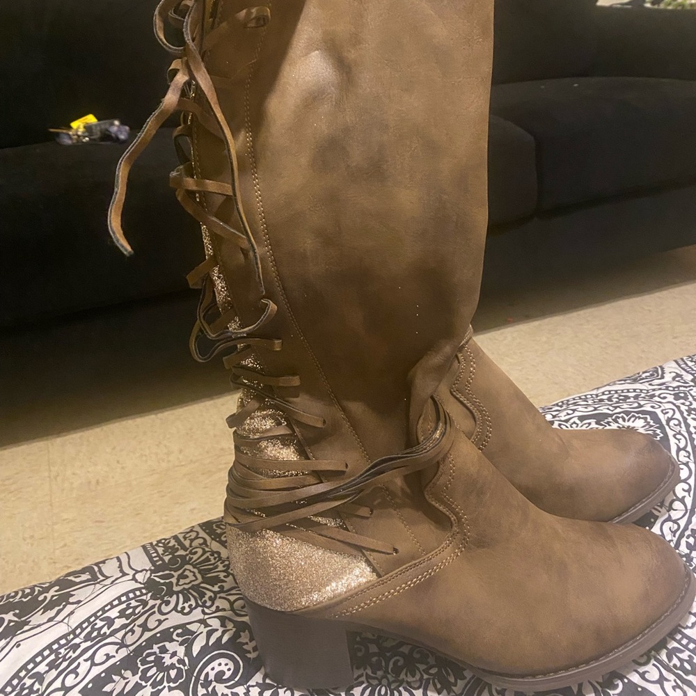 NEVER WORN, RUNS SMALL! Fits about a size 9.5 or 10 I would say.